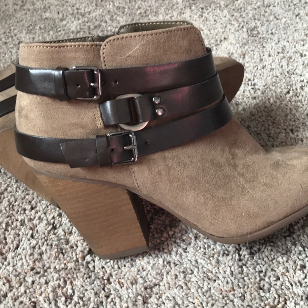 Tan boot shoes